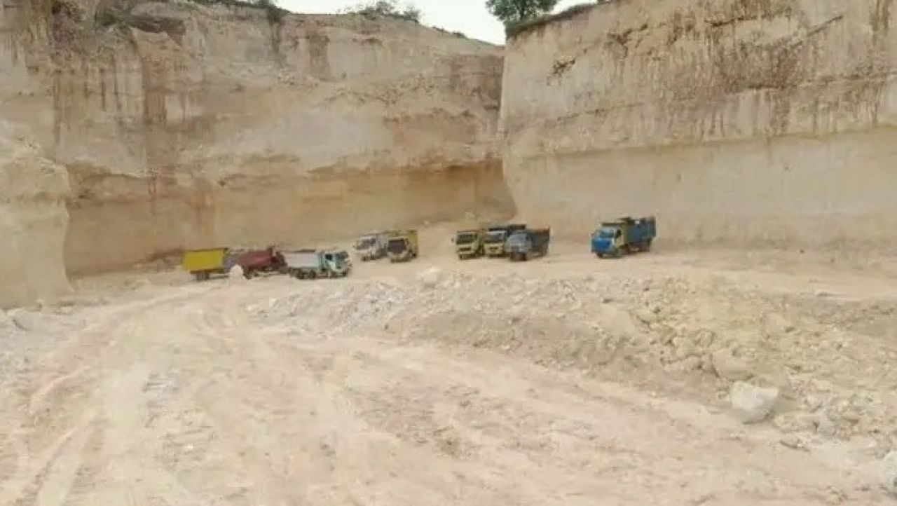 Tambang : Lokasi tambang batu kapur di Desa Banyutangeh, Kec. Panceng, Kab. Gresik yang diduga tidak memperhatikan dampak bahaya bagi masyarakat sekitar