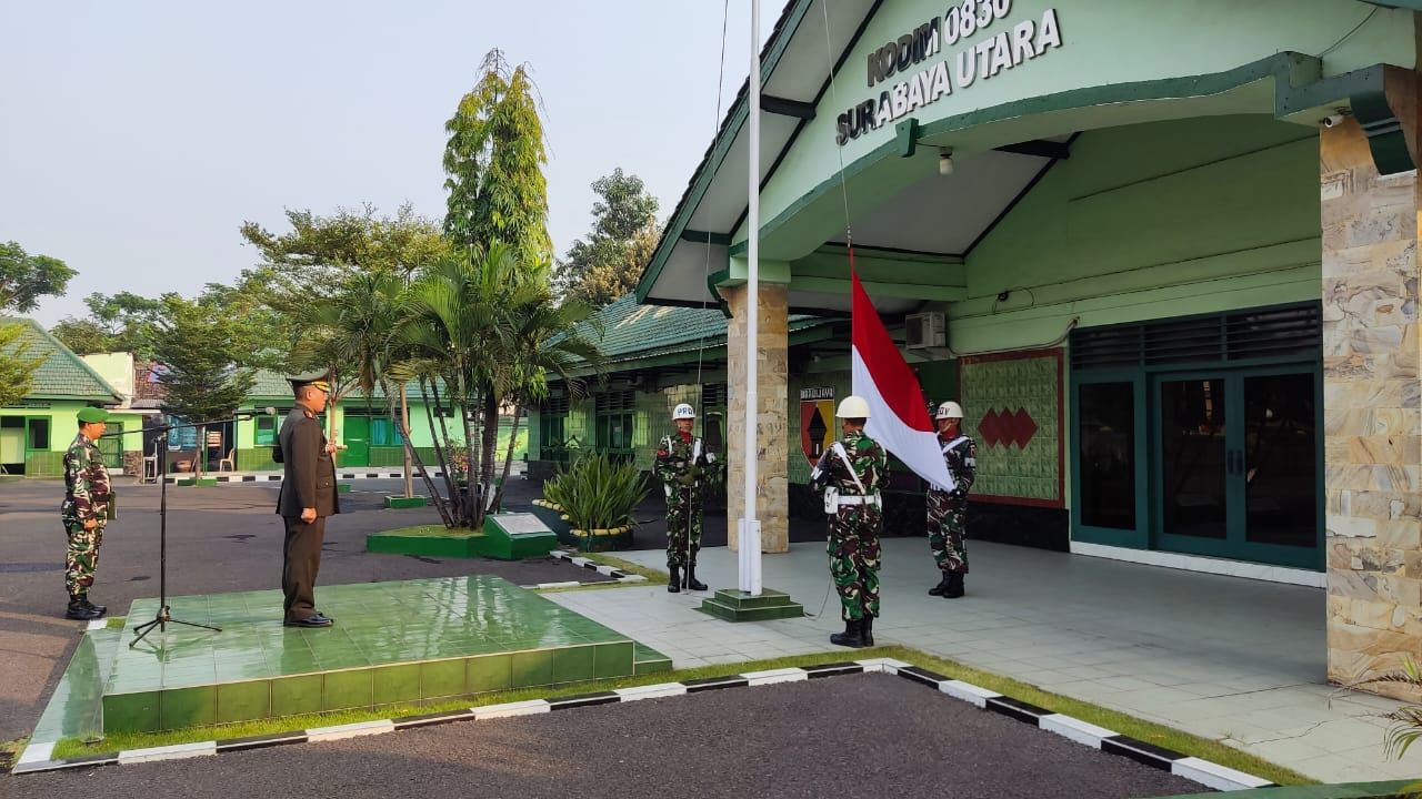 Peringati : Selaku Inspektur Upacara memperingati hari lahir Pancasila, Dandim 0830/Surabaya Utara Kolonel Inf Budi Handoko, S.Sos., dilapangan Makodim 0830 Surabaya Utara