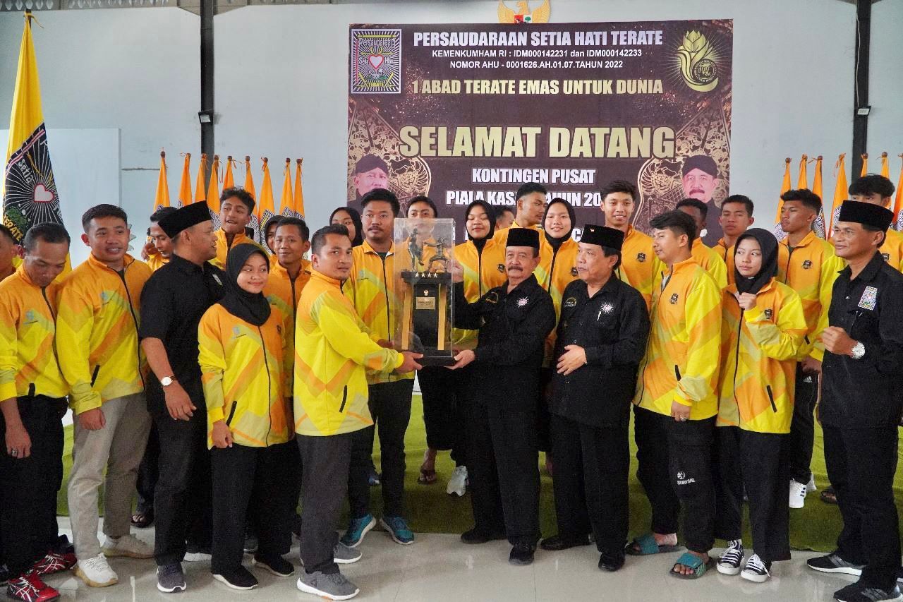 Sambut : Ketua Umum PSHT Pusat Madiun sambut kedatangan atlet juara pencak silat piala KASAD ke-1 di Graha Krida Budaya Padepokan Agung SH Terate