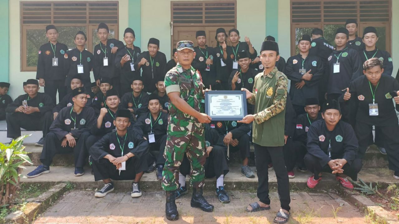 Penghargaan : Babinsa Serda Sulis Koramil 0817/13 Ujungpangkah berikan sertifikat wasbang (wawasan kebangsaan) dan pembekalan PBB kepada Komando Pasukan Inti Pagar Nusa (PN) Cabang Gresik bertempat di Ponpes Mambaul Ihsan, Kec. Ujungpangkah, Kab. Gresik