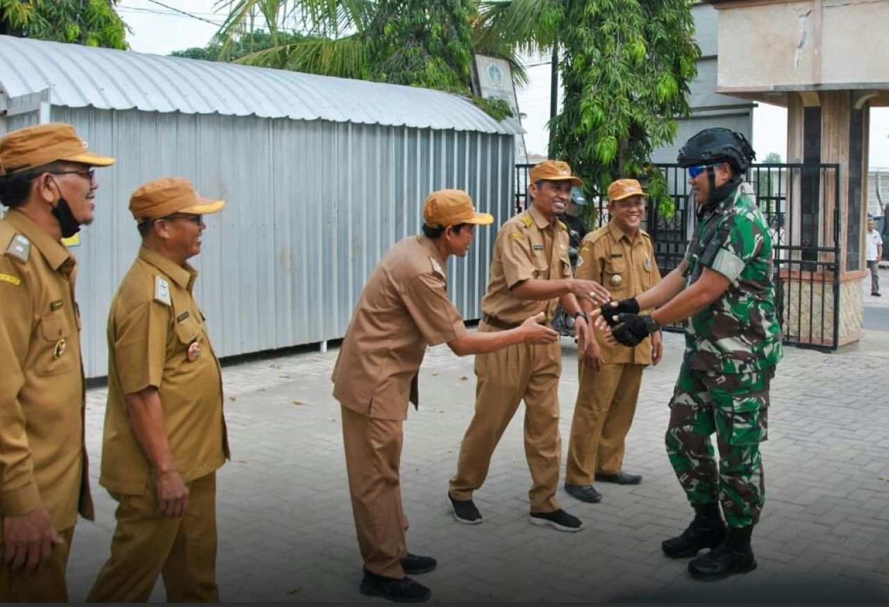 Cipta Kondisi : Dandim 0817/Gresik bersama Babinsa jajaran Kodim 0817 Gresik, Patroli Kamtibmas mengunjungi desa binaan wilayah teritorial untuk membangun silaturahmi bersama AKD dan perangkat desa sehingga dapat terjalin komunikasi serta meningkatkan ker