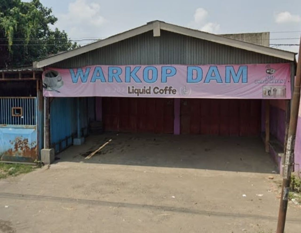Kedok : Tempat karoke diduga berkedok warkop diwilayah Megaluh Jombang, yang diduga menyiapkan minuman beralkohol dan LC