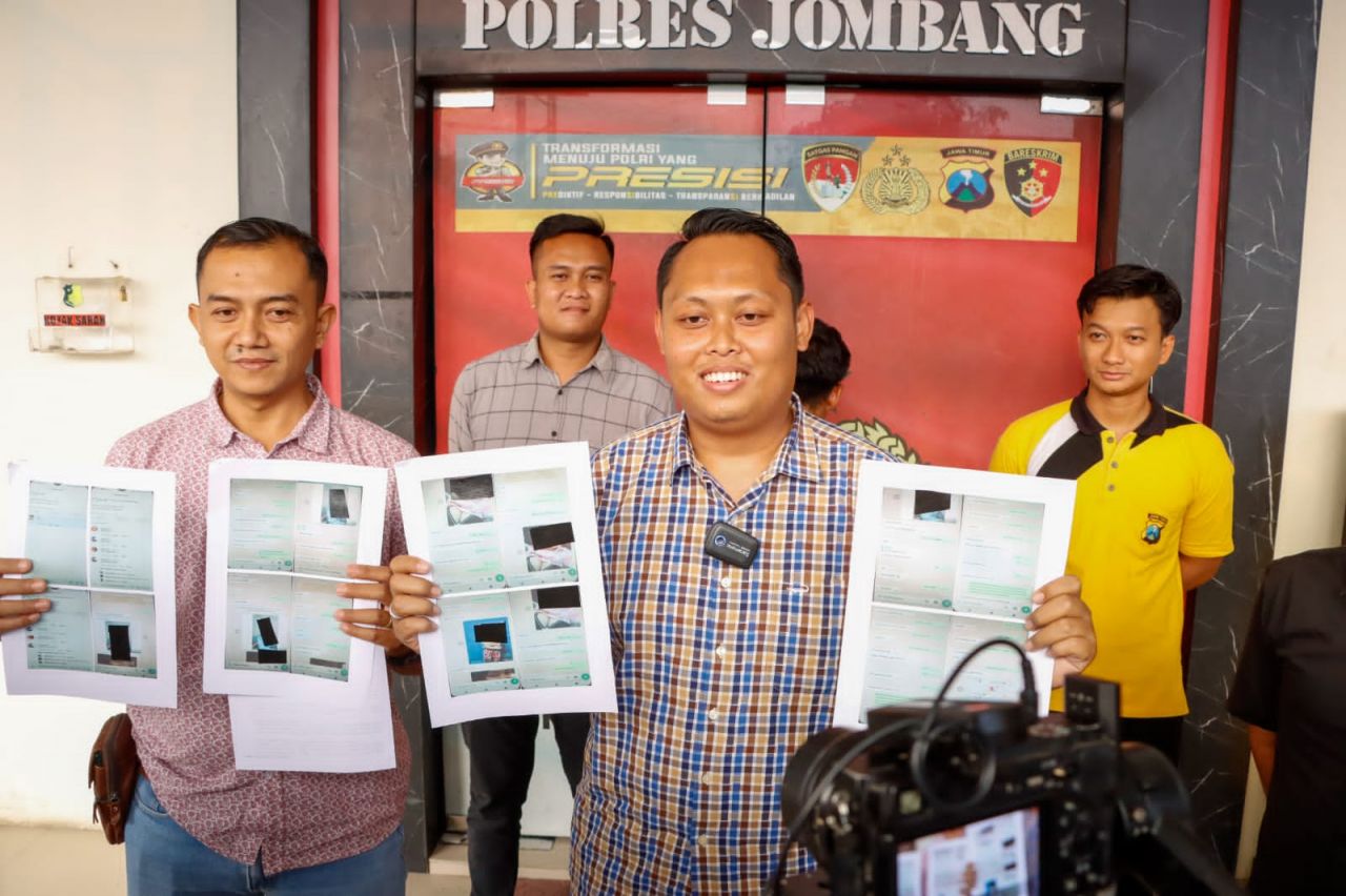 Tangkap : Kasatreskrim Polres Jombang AKP Aldo Febrianto saat pers rilis kasus penjualan gadis dibawah umur oleh tersangka MFHS
