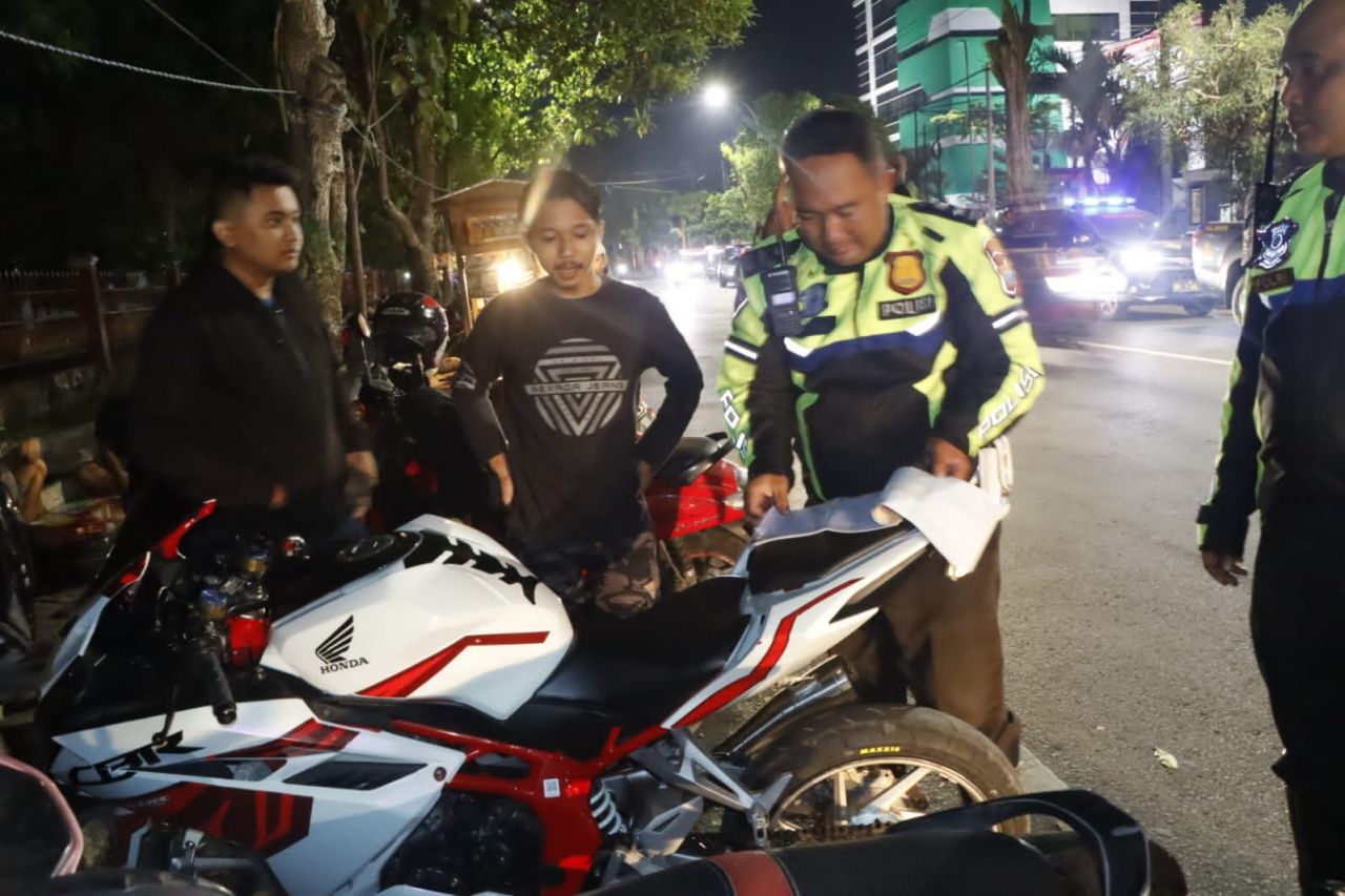 Tindak : Petugas Satlantas Polres Jombang menindak tegas pelanggar yang terjaring razia knalpot brong dengan memberikan surat tilang dan mengamankan kendaraan