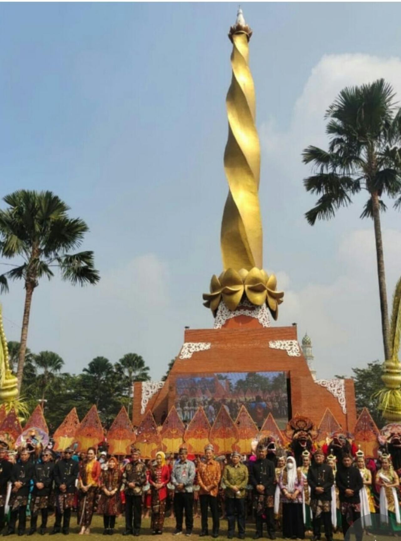Hut Kota Mojokerto : Walikota Mojokerto bersama jajaran Forkopimda dan stakeholder Kota Mojokerto hadiri pesta rakyat dalam rangka menyambut hari jadi Kota Mojokerto ke 105 tahun