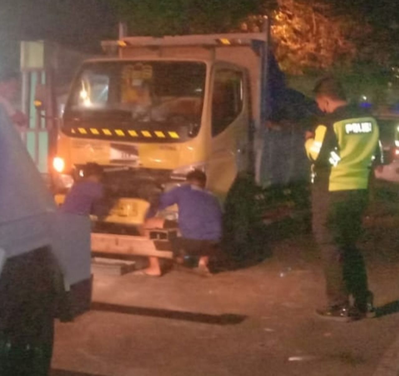 Penyebab : Truk Diesel muatan keramik dalam proses evakuasi oleh mobil derek agar tidak menggangu kepadatan lalu lintas depan Pos 903 Keplaksari