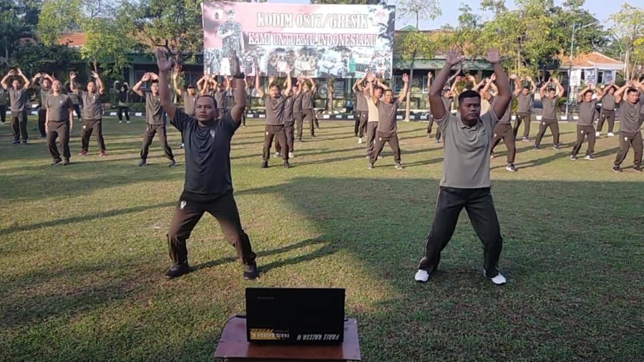 Bugar : Kapten Inf Hari Sutanto, S.H., pimpin SKJ diikuti oleh para anggota Kodim 0817/Gresik