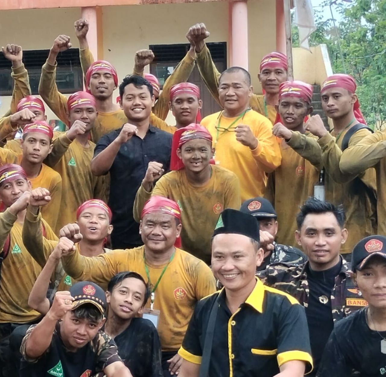 Gembleng : anggota Banser mendapatkan materi PBB dan Halang rintang yang dilaksanakan di SDN Krebet III Desa Sidoharjo Kecamatan Jambon Kabupaten Ponorogo