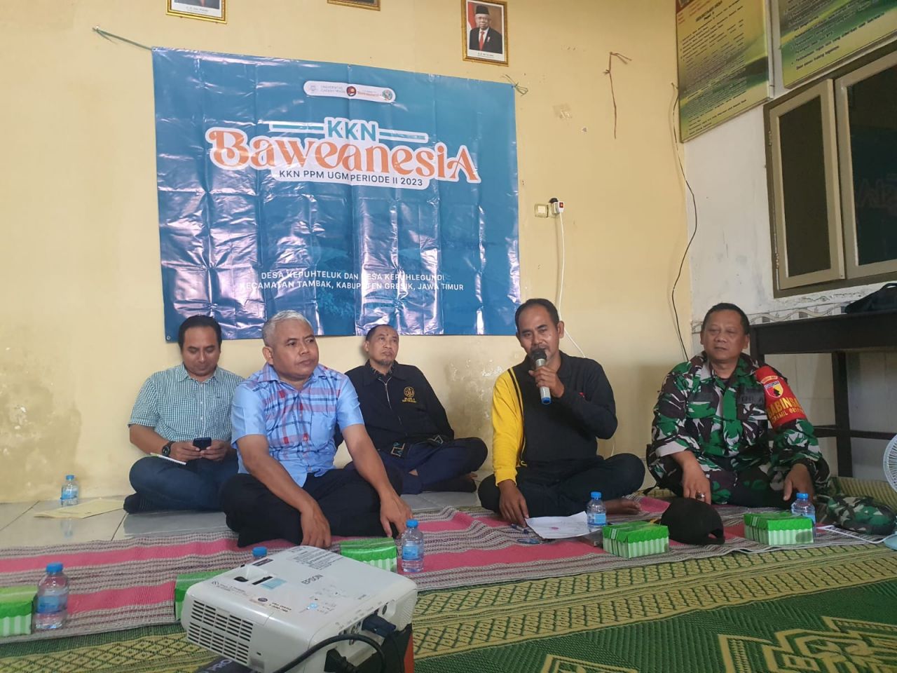 Dampingi : Babinsa Koramil 0817/18 Tambak Sertu Agus Supriyadi, dampingi mahasiswa KKN