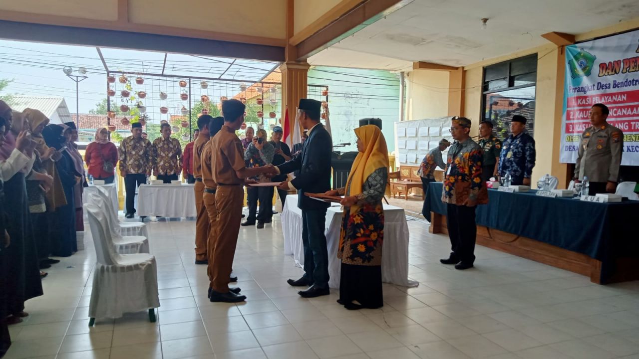Lantik : Kades Bendotretek ambil sumpah janji dan Lantik perangkat desa baru di pendopo balai desa