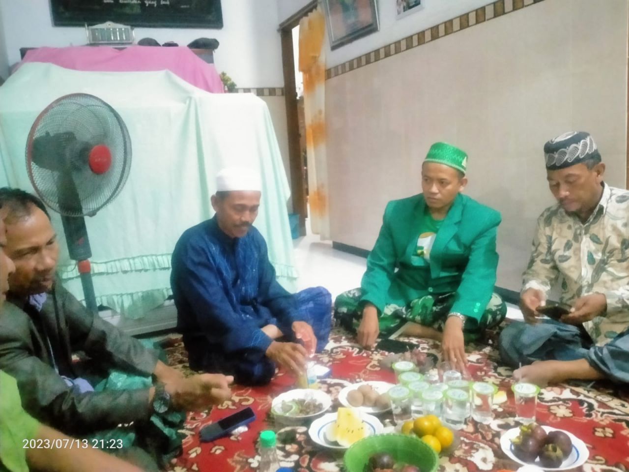 Tabayyun : Pengurus Takmir Masjid Nurul Huda beserta tokoh masyarakat, Kepala Desa Dan LSM LIRA saat melakukan klarifikasi atas pemberitaan diduga Hoax