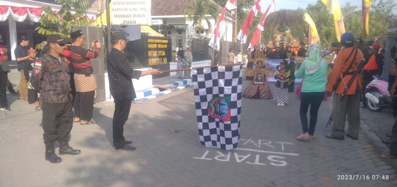 Lepas : Camat Megaluh Hery Suprayitno memberangkat arak-arakan tumpeng yang merupakan prosedur dalam acara sedekah bumi Dusun Kedung