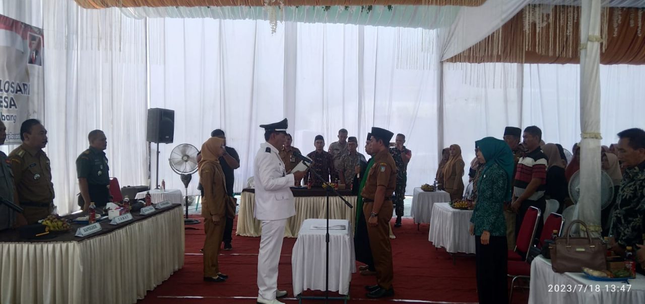Lantik : Kades Mejoyolosari Supaat saat mengambil sumpah janji perangkat desa baru di balaidesa Mejoyolosari Kecamatan Gudo Kabupaten Jombang