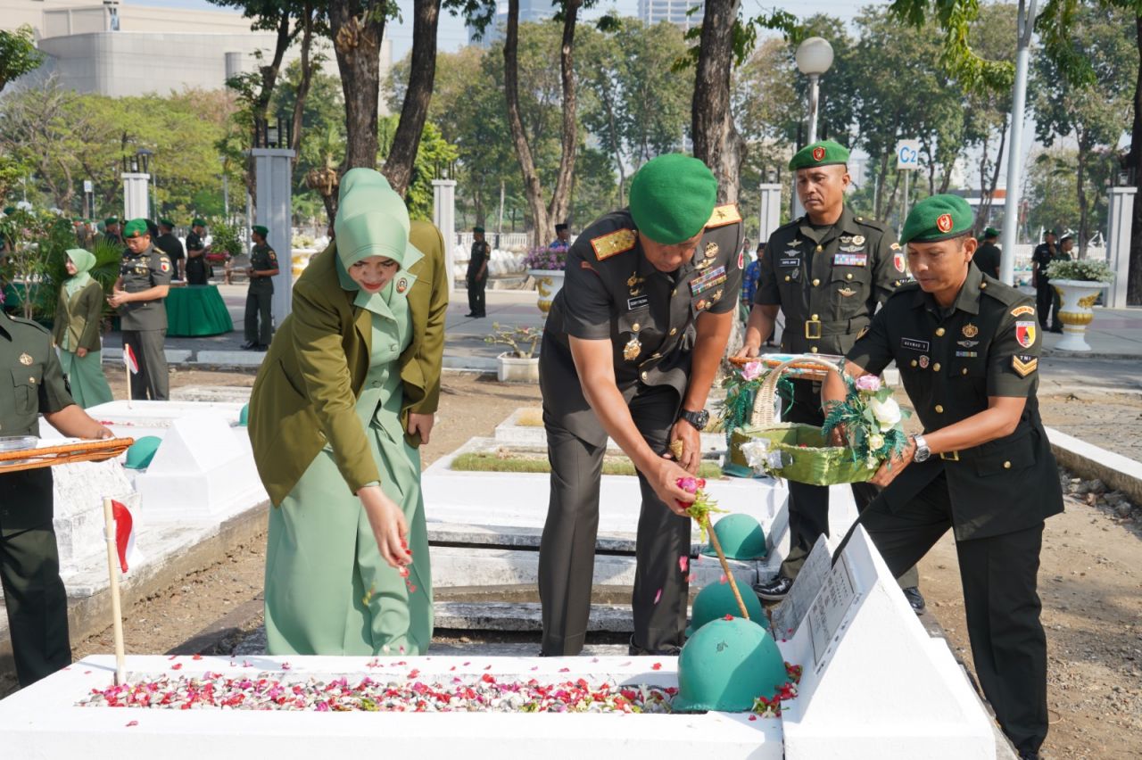 Ziarah : Peringati HUT Korem 084/BJ, Brigjen TNI Terry Tresna Purnama, S.I.Kom., M.M., memimpin ziarah