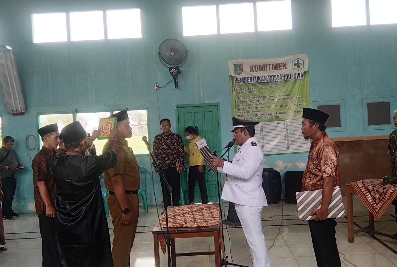 Lantik : Kades Sudimoro Ach. Rony Fatawi saat melentik dan mengambil sumpah janji perangkat desa baru Kasi Kesra Desa Sudimoro Agung Candra Santosa
