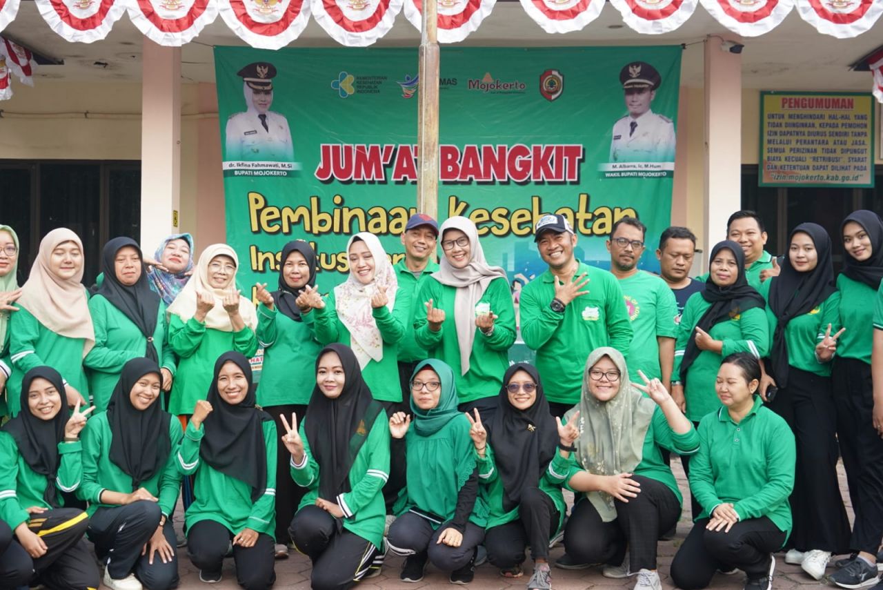 Sehat : Bupati Mojokerto dr. Ikhfina Fatmawati bersama jajaran staf DPMPTSP Kabupaten Mojokerto