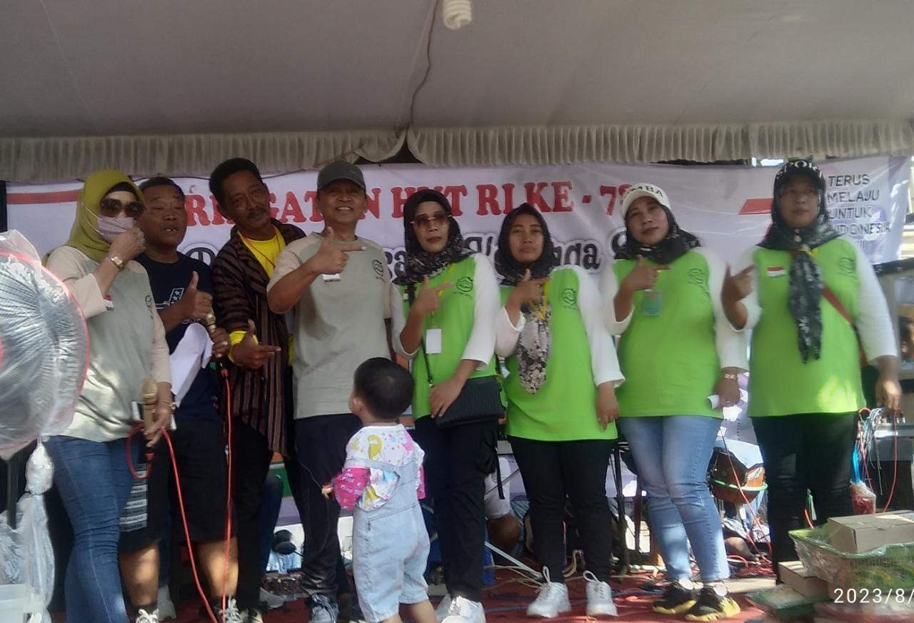 Mlaku : Pak Sub, jalin komunikasi melalui jalan sehat bareng dengan paguyuban KUB Dewi Sartika Mojoangapit