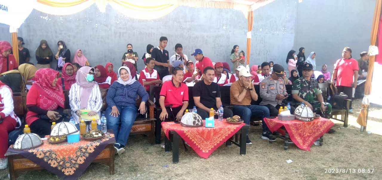 Lomba nguleg : dari kiri ke kanan Ketua PKK Desa Kademangan, Ketua PKK Kecamatan Mojoagung, Ketua PKK Kabupaten Jombang Wiwin Isnawati Sumrambah, Kades Kademangan Hendro Wahyu Adi, Wagub Jombang Sumrambah, Muchtar Camat Mojoagung, Perwakilan Polsek dan Ko