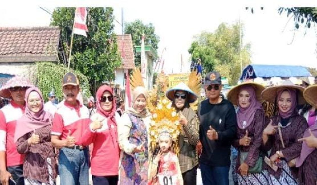 Hadiri : Wiwin Isnawati Sumrambah turut menghadiri karnaval Desa Ngogri