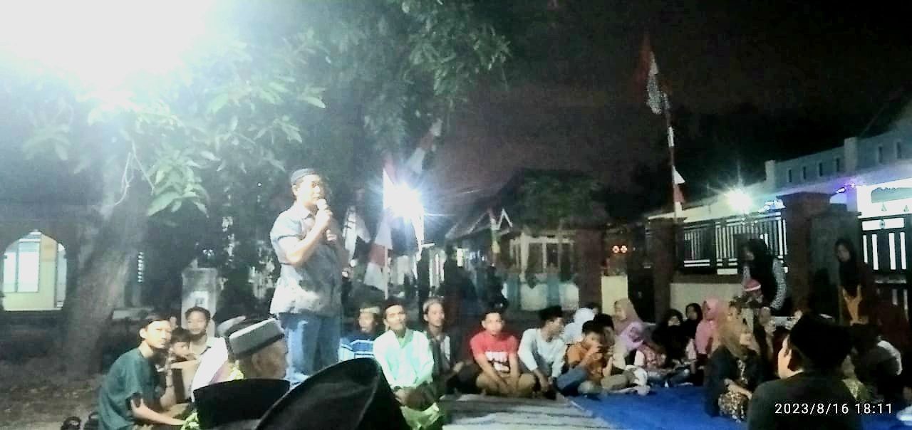Peringati : Kepala Dusun Karanglo Sahroni saat memberikan sambutan pada acara barikam malam tujuh belas Agustus