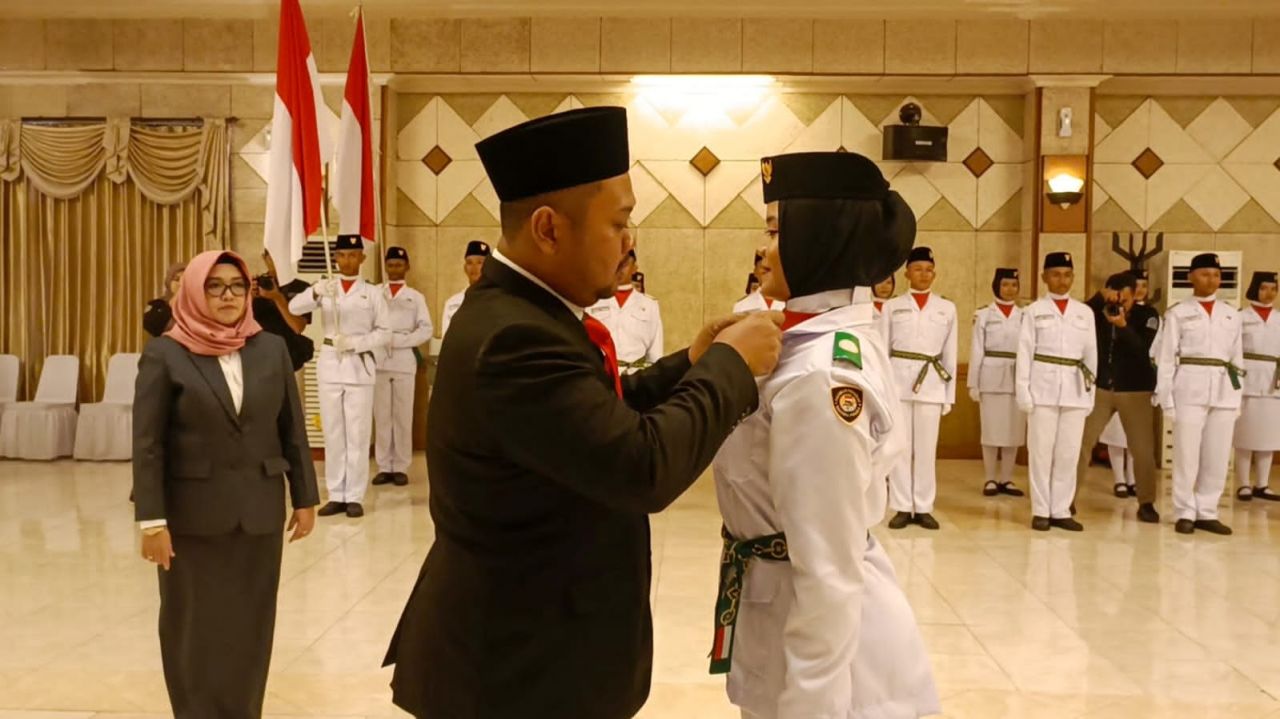 Kukuhkan : Bupati Gresik H. Fandi Akhmad Yani, S.E., mengukuhkan Paskibraka Kabupaten Gresik di ruang Mandala Bhakti Praja Pemkab. Gresik