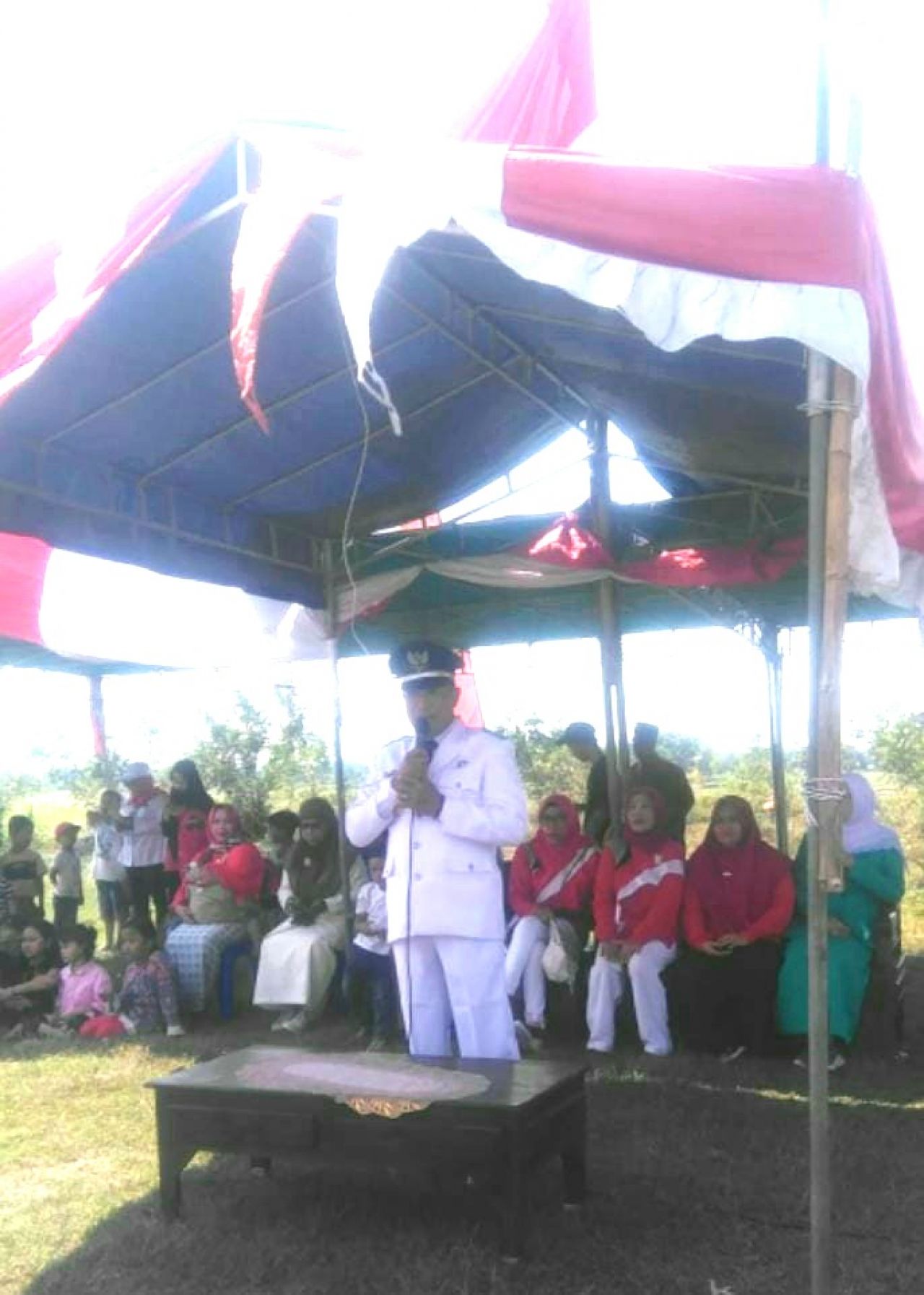 Pimpin : Kades Ngudirejo Lantarno, memimpin upacara bendera dilapangan Dusun Canggon dalam rangka memperingati HUT RI ke 78