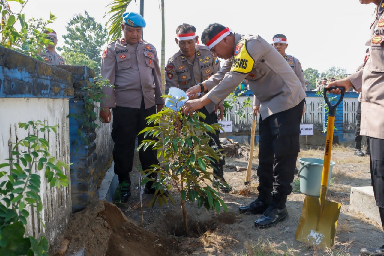 Tanam : Wakapolres Jombang Kompol Hari Kurniawan saat melaksanakan giat penghijauan disekitar Mapolres Jombang