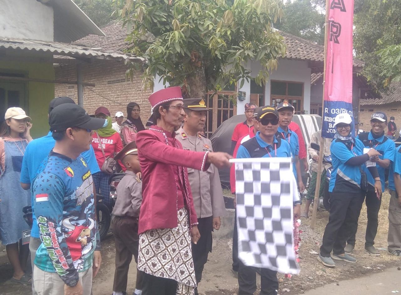 Berangkatkan : Faisol Kades Kebondalem didampingi Usman SE.,M.SI., Camat Bareng memberangkatkan peserta pawai budaya