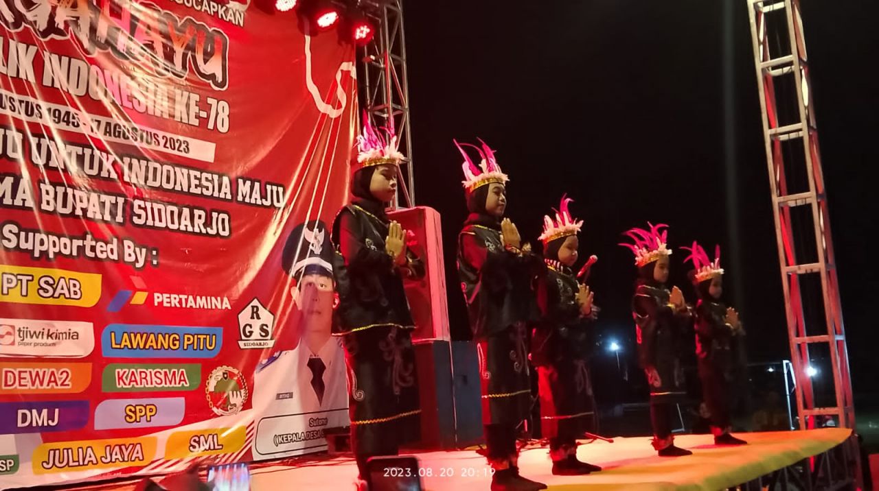 Tampil : Salah satu penampilan seni tari yang dibawakan oleh siswa SD Desa Singkalan untuk memeriahkan peringatan HUT RI ke-78