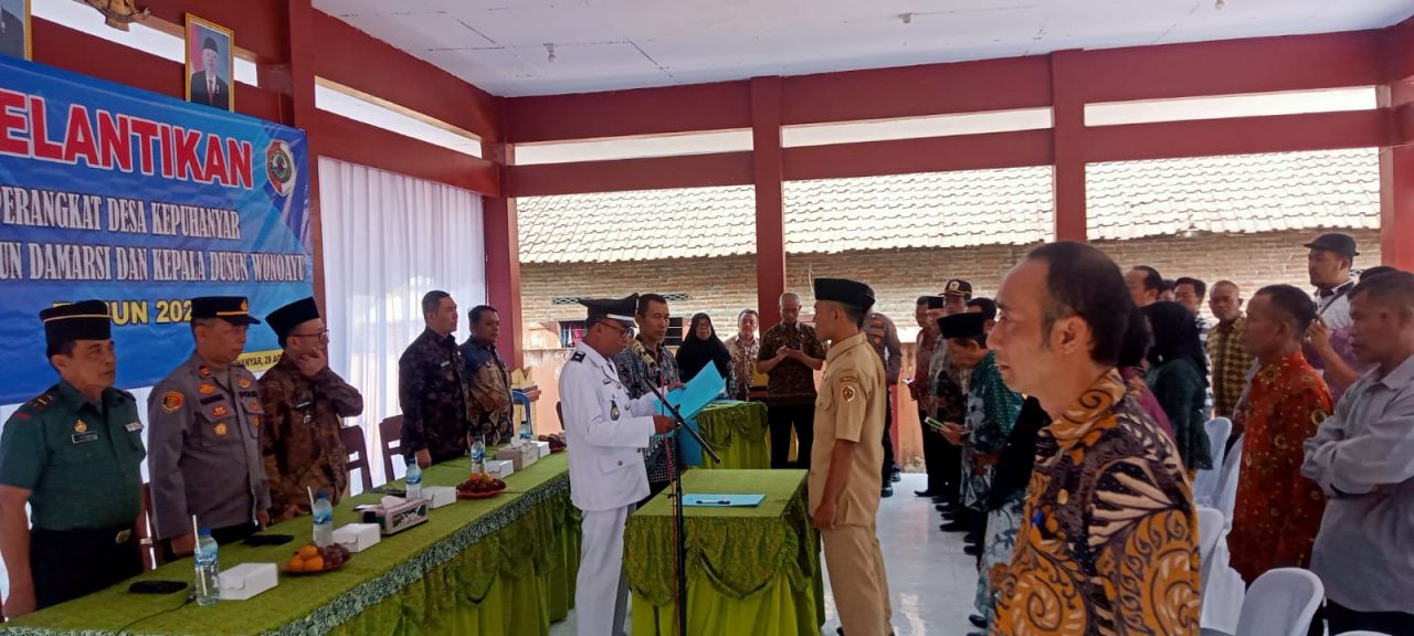 Lantik : Kades Kepuhanyar Ir. Slamet Hidayat sedang melantik dan mengambil sumpah Kepala Dusun Wonoayu dan Kepala Dusun Damarsih