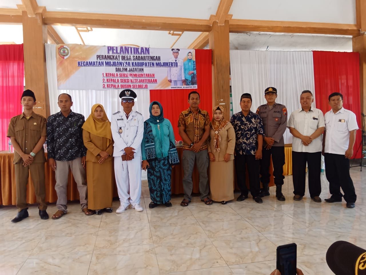 Pelantikan : Kades Sadartengah Muji Utomo beserta istri diapit perangkat desa Sadartengah dan keluarganya yang baru saja dilantik dan diambil sumpah jabatan