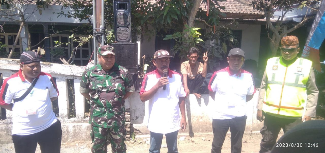 Berangkatkan : Kades Rejoslamet H. Sulkan saat memberikan pidato sambutan pada pawai budaya memperingati HUT RI ke 78