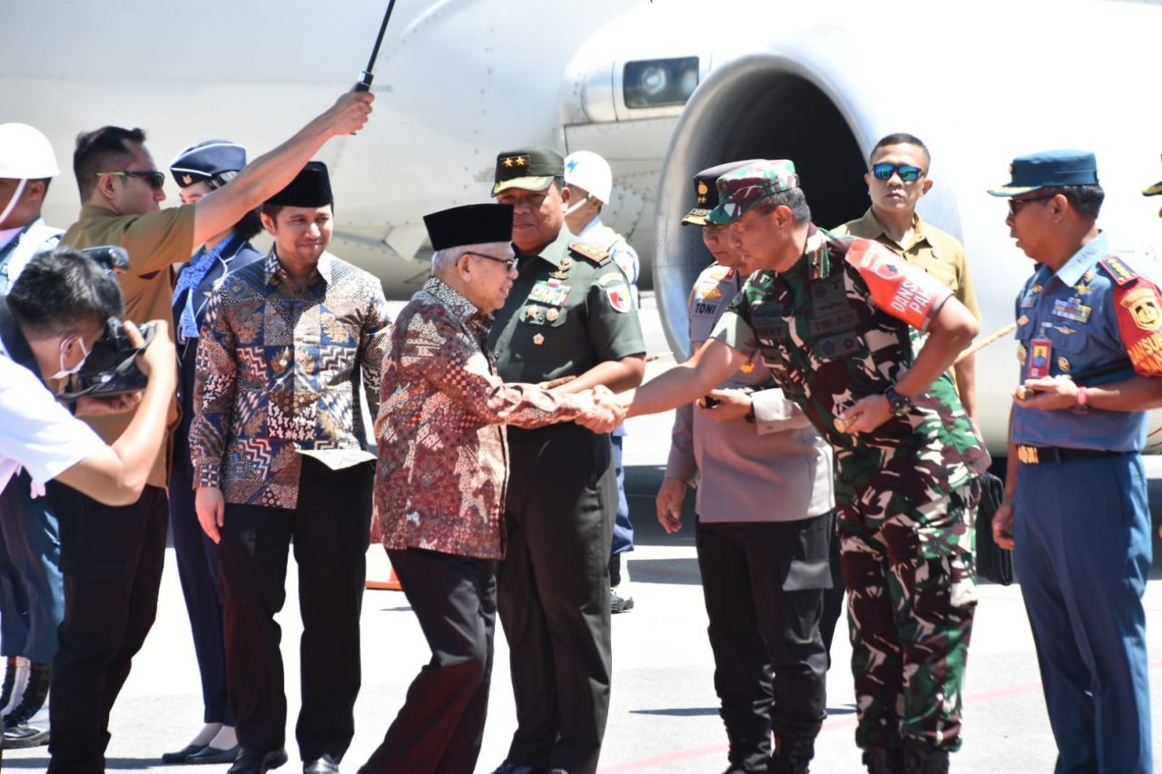 Hadiri : Wakil Presiden RI Prof. Dr. K.H. Ma'ruf Amin disambut oleh Dan Satgas Pamwil Brigjen TNI Terry Tresna Purnama, S.I.Kom.,M.M., saat baru tiba di bandar udara Juanda Surabaya