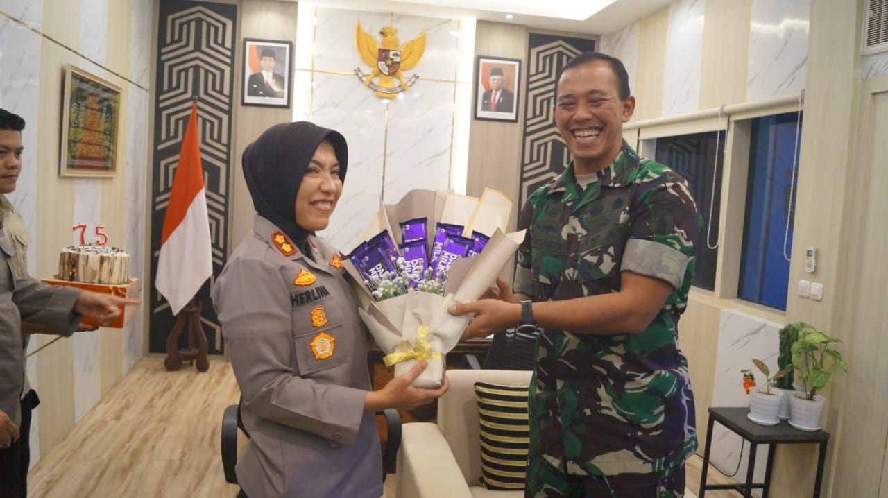 HUT Polwan : Dandim 0830/Surabaya Utara, Letkol Inf Dharmawan Setyo Nugroho, S.I.P., memberikan surprise karangan bunga ucapan HUT Polwan ke-75 pada Kapolres Pelabuhan Tanjung Perak AKBP Herlina,S.I.K.,M.H.