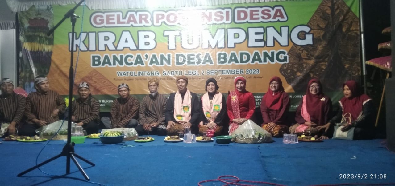 Kirab : Kades Badang Sholihudin beserta istri saat menghadiri sedekah desa dan kirab tumpeng produk UMKM Desa Badang