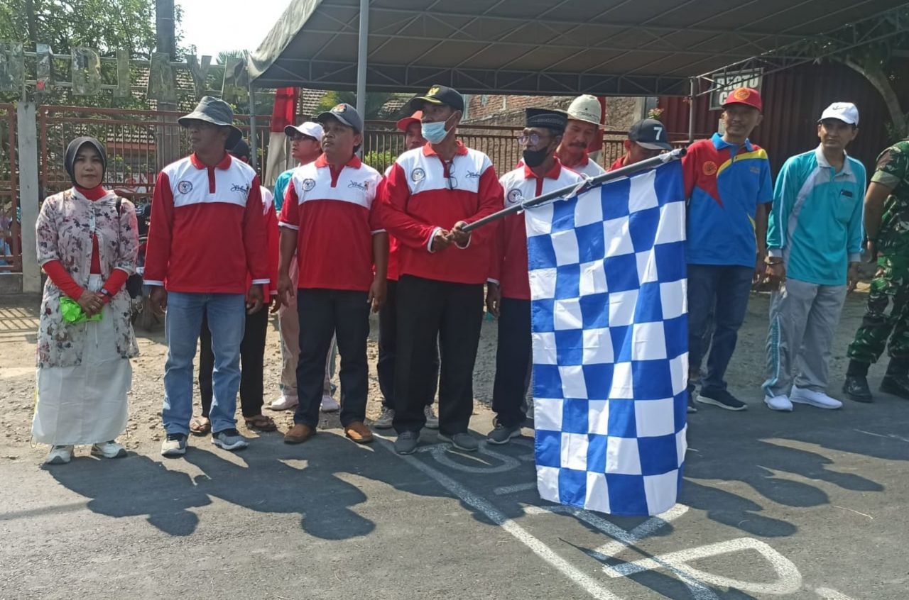 Start : H. Ahmad Hasani,S.E., Kades Rejoagung siap memberangkatn para peserta karnaval dalam rangka memperingati HUT Kemerdekaan RI ke 78 Desa Rejoagung