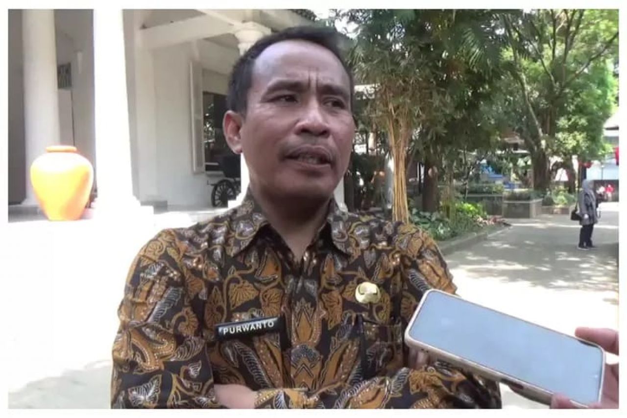 Pendidikan karakter : Purwanto Kepala Dinas Pendidikan Kabupaten Purwakarta dalam keterangan persnya, cukur rambut siswa merupakan kecintaan babinsa pada anak didik kita