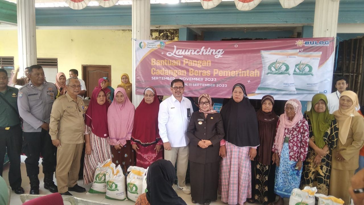 Bantu : Bupati Jombang Hj. Munjidah Wahab tengah bersama As'ad Kades Tugusumberejo dan warga penerima manfaat bantuan cadangan pangan