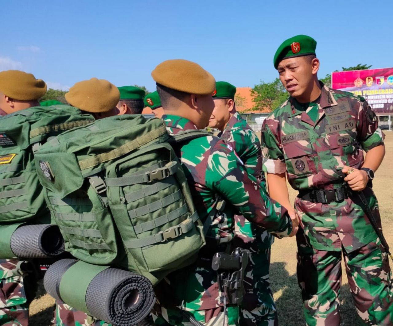 Satgas Pamtas : Komandan Kodim 0830/Surabaya Utara Letkol Inf Dharmawan Setyo Nugroho, S.I.P. hadiri Upacara pemberangkatan Satgas Pamtas RI-MALAYSIA Yonarhanud 8/MBC wilayah Kalimantan Utara sektor Timur