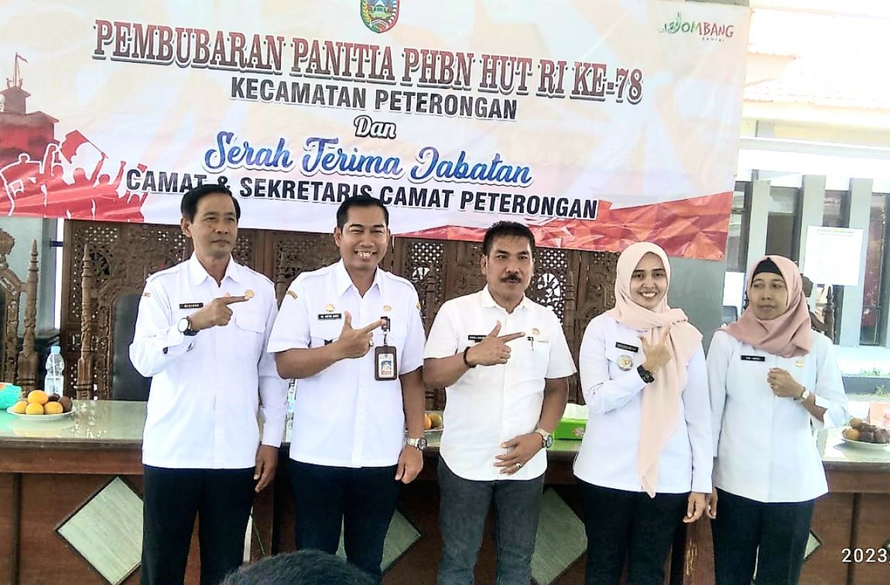 Kompak : dari kiri ke kanan, Camat Mojowarno, Camat Peterongan, Camat Megaluh, Camat Ngoro dan Sekcam Peterongan