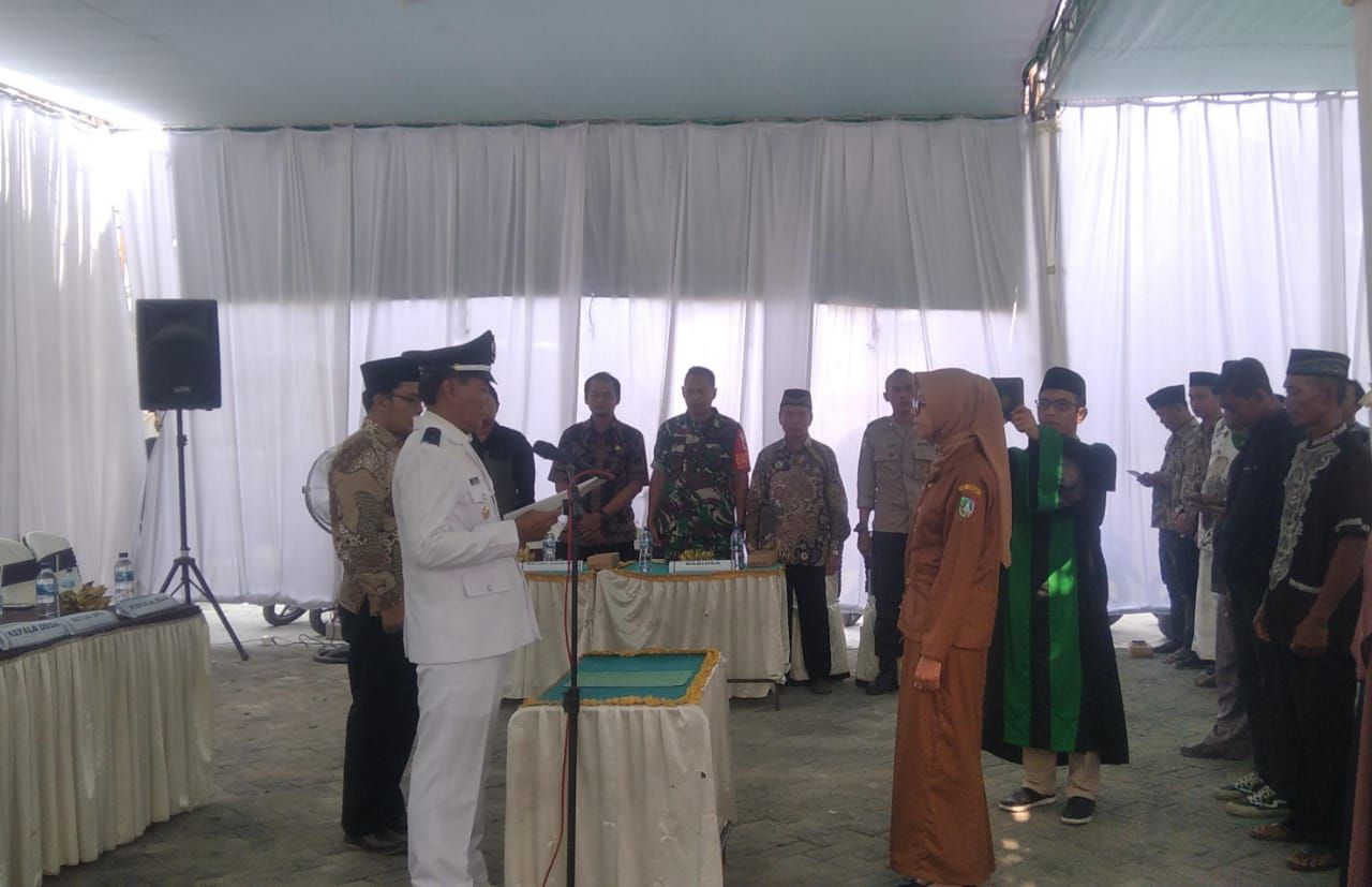 Lantik : Kades Mejoyolosari Supa'at saat membacakan sumpah janji Kasi Kesra Siti Safinatunnajah