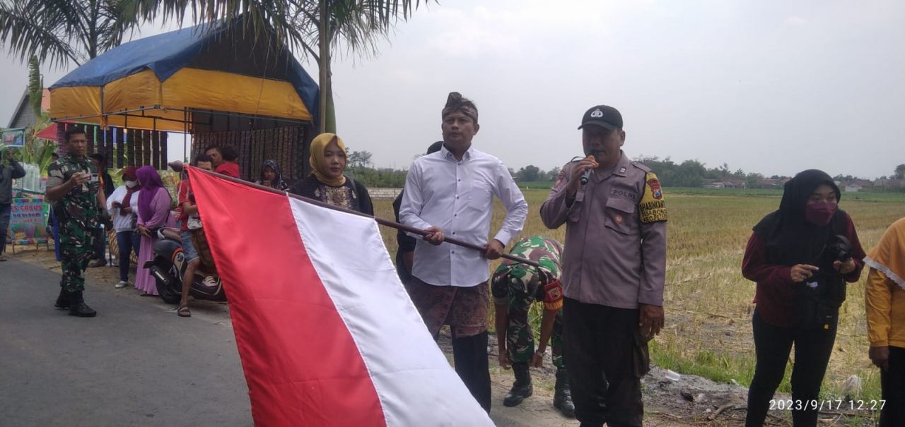 Start : Kades Bongkot Mohamad Yahya didampingi babhinkamtibmas memberangkatkan peserta karnaval dihalaman balaidesa Bongkot