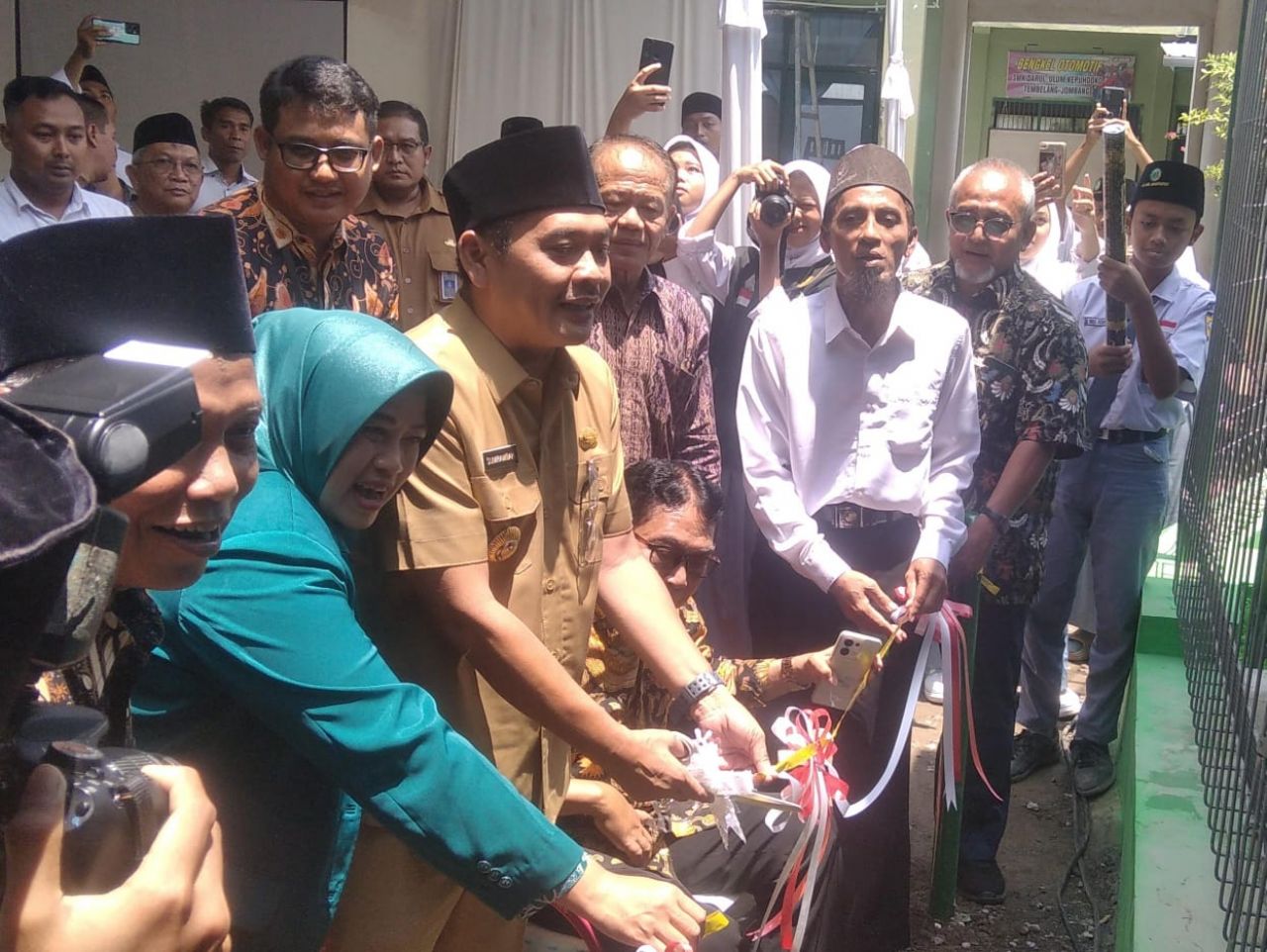 Resmikan : Wabup Jombang Sumrambah saat menggunting pita peresmian IPAL komunal di SMK Darul Ulum Kepuhdoko Tembelang Jombang