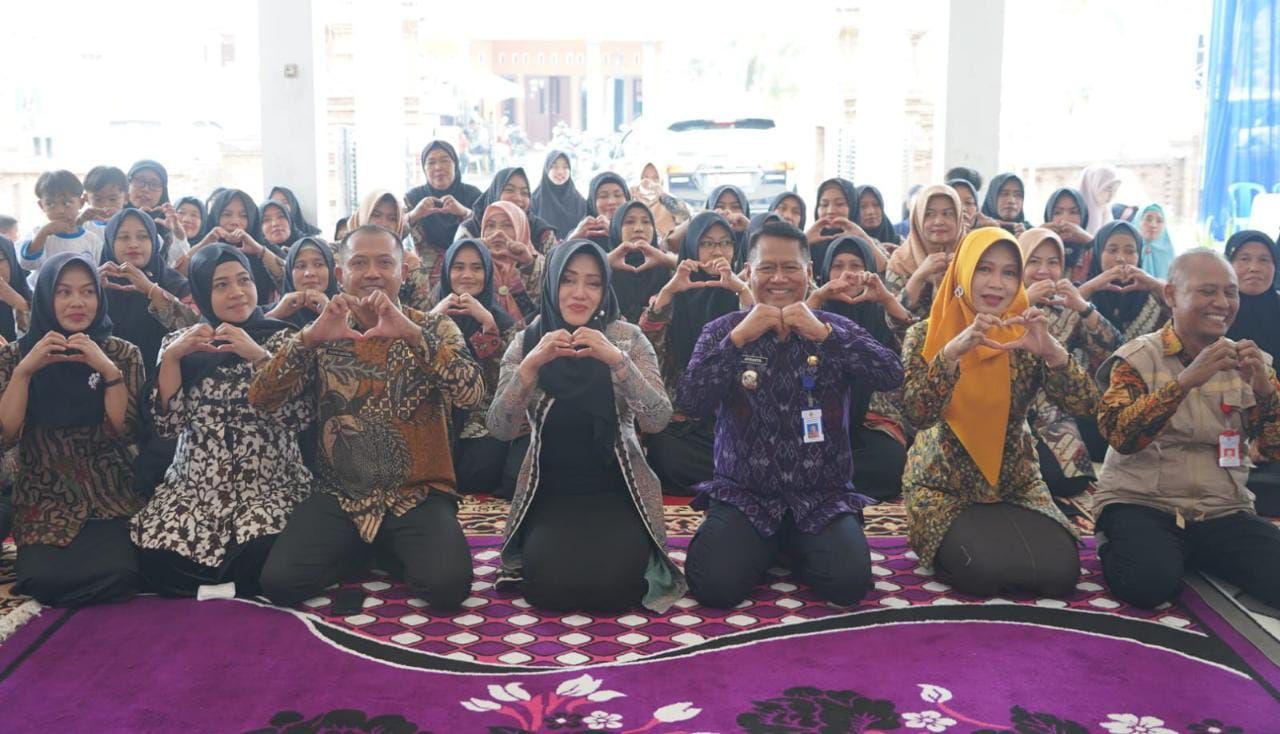 Sehati : Bupati Mojokerto dr.Ikhfina Fahmawati tengah, saat melaksanakan program Sehati di desa Bendunganjati