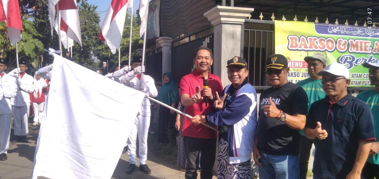 Lepas pawai : Wabup Jombang Sumrambah dan Gus Sentot didampingi Kades Ngudirejo Lantarno melepas pemberangkatan peserta pawai ta'aruf