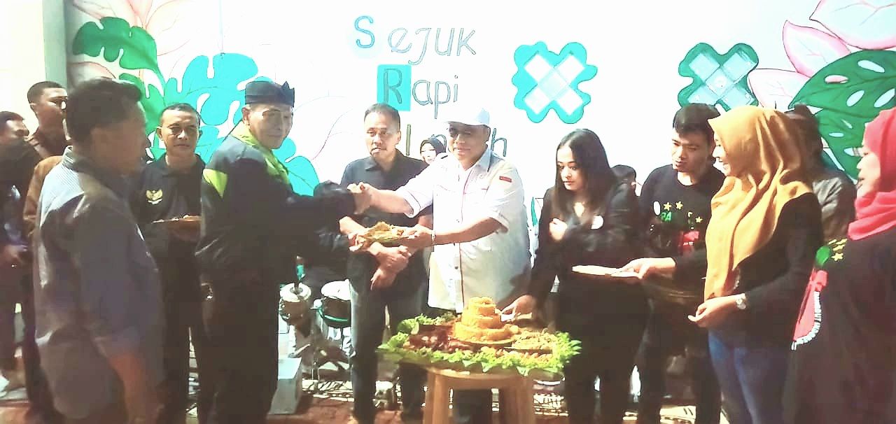 Senior : Seniman senior Sidoarjo 'Joko Linglung' menerima potongan tumpeng pertama peresmian kantor sekreatriat DPC PAMMI Sidoarjo