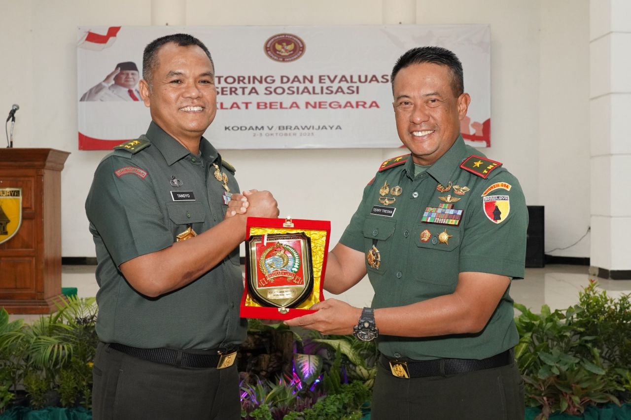 Cindera mata : Danrem 084/BJ Brigjen Terry Tresna Purnama, S.I.Kom.,M.M., memberikan kenang-kenangan kepada Ketua tim Monev dan Sosialisasi Diklat Bela Negara Badan Pendidikan dan Pelatihan Kemenhan RI Mayjen TNI Tandyo Budi R. S.Sos.