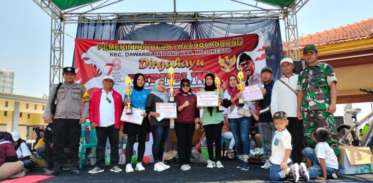 Sumringah : Para peserta jalan sehat terlihat sumringah menerima apresiasi dari panitia peringatan HUT RI ke 78 Desa Talunblandong