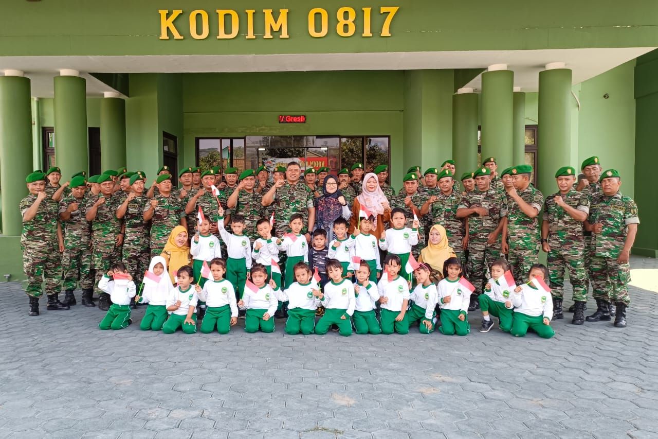 Surprise : Dandim 0817/Gresik mendapatkan kejutan dari murid TK Kartika IV-85 dan KB Kirana As Shofiyah Kabupaten Gresik menyambut HUT TNI ke 78