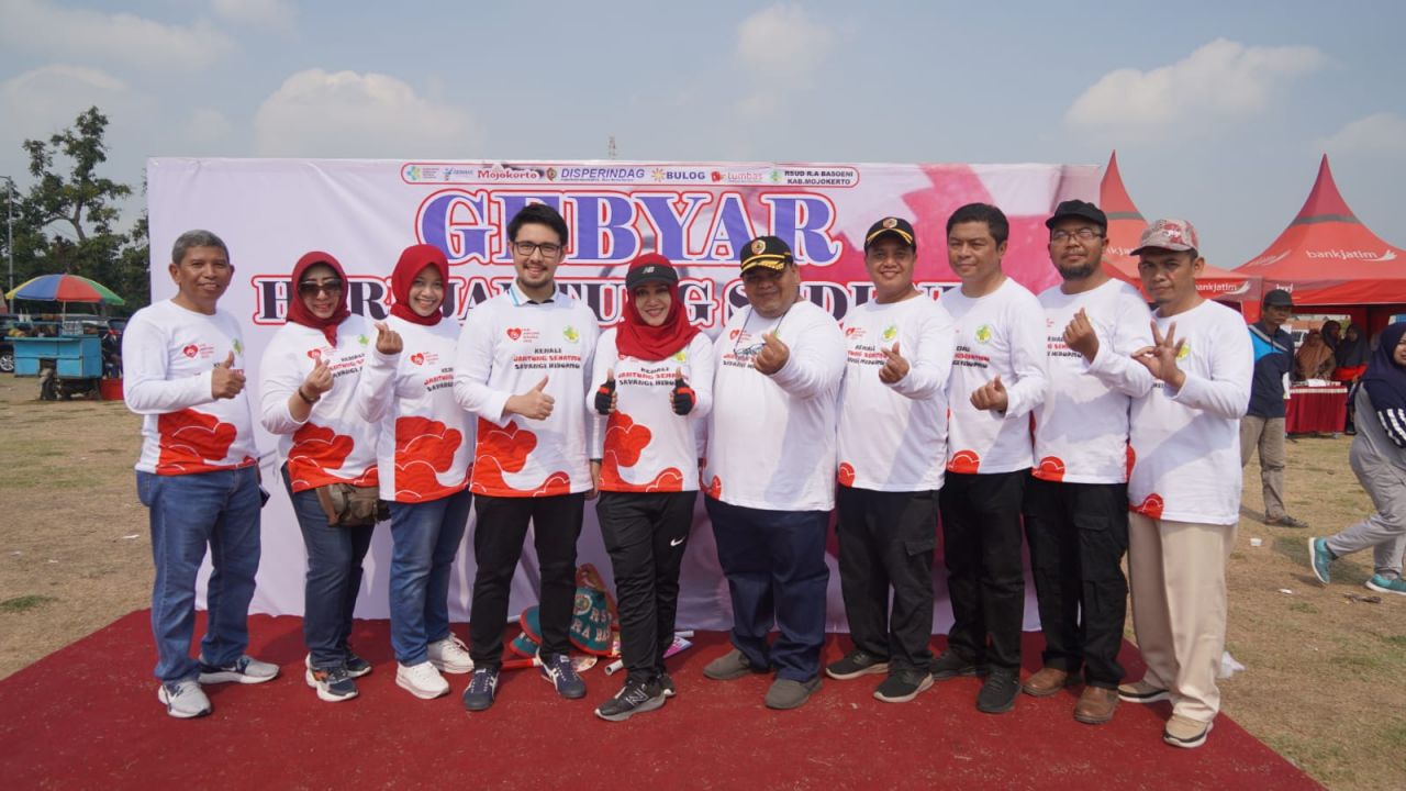 Hari Jantung : Bupati Mojokerto dr. Ikhfina Fahmawati tengah bersama jajaran kepala OPD peringati hari Jantung sedunia dengan senam bersama dilapangan Desa Gedeg